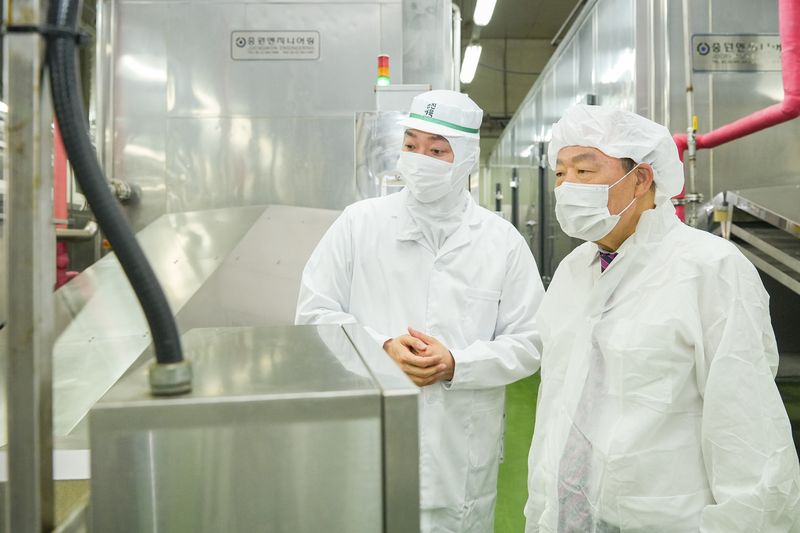 부산상공회의소 양재생 회장(오른쪽)이 13일 지역 대표 어묵 제조기업인 삼진식품 장림공장을 방문해 생산현장을 둘러보고 있다. 부산상의 제공