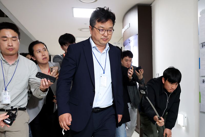 김형로 삼성전자 부사장이 13일 세종시 정부세종청사 중앙노동위원회 열린 사후조정회의가 결렬된 후 회의장을 떠나고 있다. 2026.5.13 ⓒ 뉴스1 김기남 기자