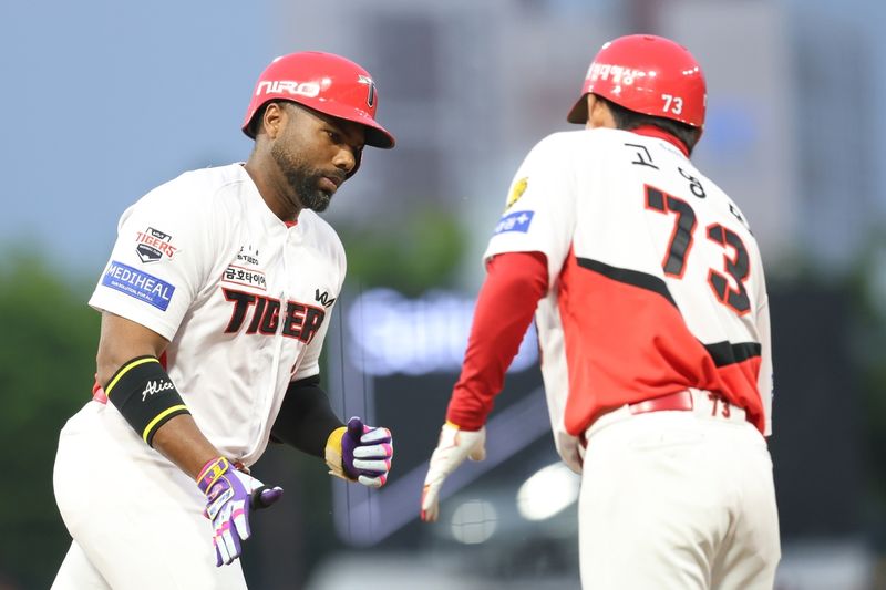 "괜찮긴 한데, 애매하네" 타율 2할에 16타점 꿀꺽… 김도영 '우산' 된 아데를린. 꽃 감독의 머리 복잡하다