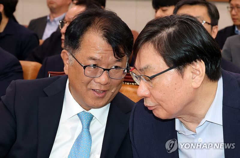 대화하는 이화영·서민석 (출처=연합뉴스)