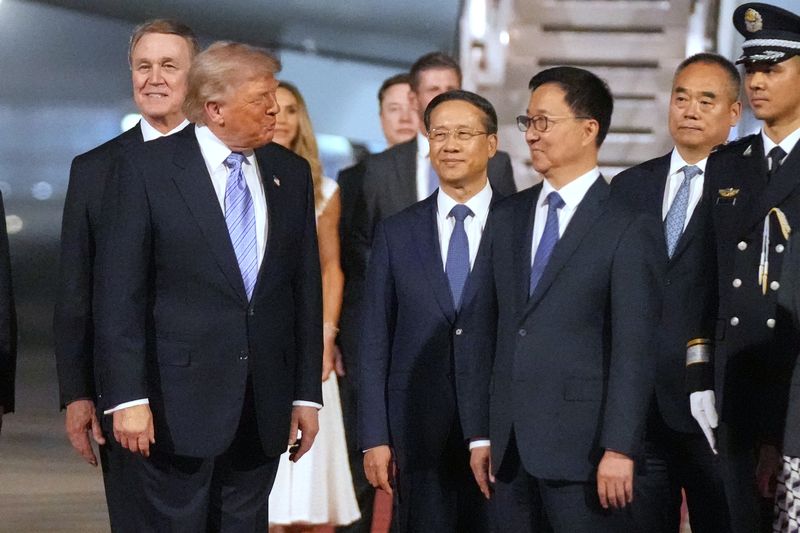 [베이징=AP/뉴시스] 시진핑 중국 국가주석과 정상회담을 위해 중국을 방문한 도널드 트럼프 미국 대통령이 13일(현지시간) 베이징 수도 국제공항에 도착해 한정 중국 부주석과 함께 이동하고 있다. 2026.05.13.