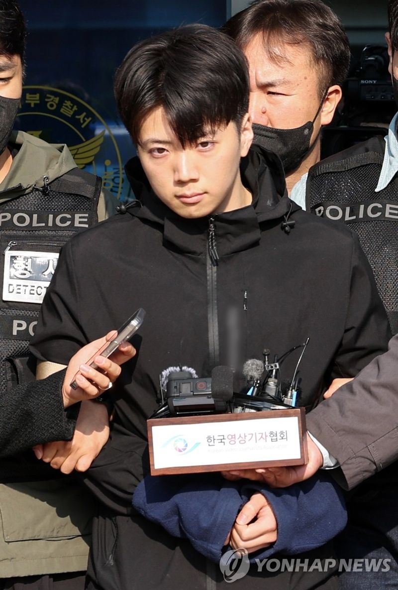광주 도심에서 일면식이 없는 여고생을 흉기로 살해한 혐의로 구속된 장윤기(23)가 14일 검찰에 송치되면서 "죄송합니다"라는 한마디만 남긴 채 범행 동기에 대해서는 끝내 입을 열지 않았다. /사진=연합뉴스