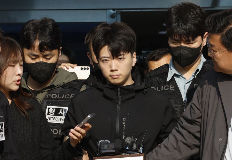 어린이날 광주 도심에서 일면식 없는 여고생을 살해해 살인·살인미수 등의 혐의를 받는 장윤기(23)가 14일 오전 광주 서부경찰서에서 검찰에 송치되고 있다. 장윤기는 이날 광주에선 처음으로 신상이 공개됐다. 2026.5.14/뉴스1