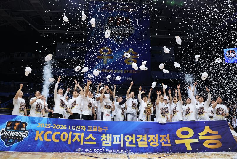 지난 5월 13일 오후 경기 고양시 일산서구 고양소노아레나에서 열린 2025-26 프로농구 챔피언결정전 5차전 부산 KCC와 고양 소노의 경기에서 KCC 선수들이 우승을 확정, 우승 모자를 던지며 환호하고 있다. 뉴스1 제공