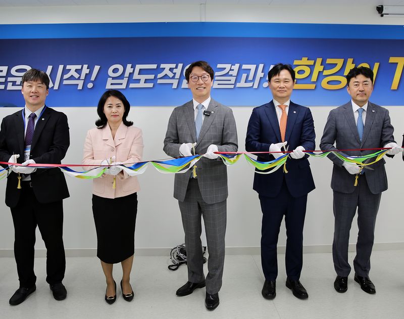 곽희필 ABL생명 대표이사(가운데)와 유희영 한강지점장(왼쪽에서 두 번째)을 비롯한 내빈들이 개소식에서 테이프 커팅식을 진행하고 있다. /사진=파이낸셜뉴스