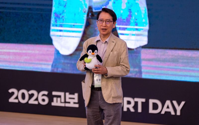 신창재 교보생명 대표이사 겸 이사회 의장이 지난 12일 충남 천안 계성원(교보생명 연수원)에서 열린 2026 교보 MDRT DAY 행사에서 새롭게 론칭한 캐릭터 '꼬옥'을 재무설계사(FP)들에게 소개하고 있다./사진=파이낸셜뉴스