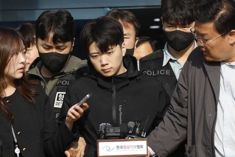 어린이날 광주 도심에서 일면식 없는 여고생을 살해해 살인·살인미수 등의 혐의를 받는 장윤기(23)가 지난 14일 오전 광주 서부경찰서에서 검찰에 송치되고 있다. 장윤기는 이날 광주에선 처음으로 신상이 공개됐다. 뉴스1