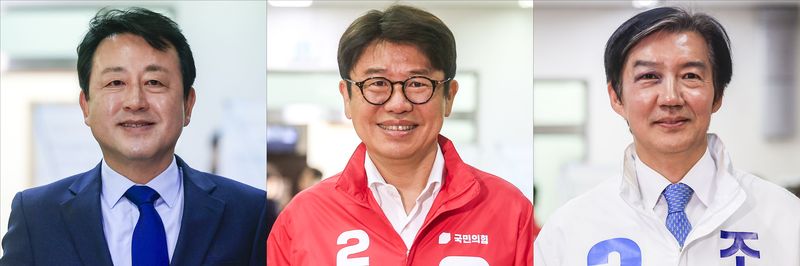 경기 평택을 국회의원 재선거에 출마하는 후보들이 14일 경기 평택시선거관리위원회에 후보자 등록을 하고 있다. 왼쪽부터 김용남 더불어민주당 후보, 유의동 국민의힘 후보, 조국 조국혁신당 후보. 뉴시스