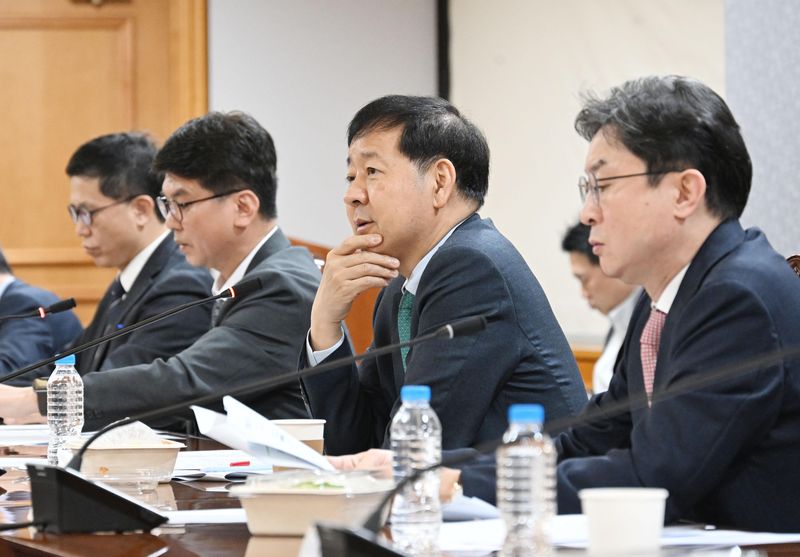 [서울=뉴시스] 구윤철 부총리 겸 재정경제부 장관이 14일 서울 중구 은행연합회에서 시장상황점검회의를 주재하고 있다. (사진=재정경제부 제공) 2026.05.14. photo@newsis.com *재판매 및 DB 금지
