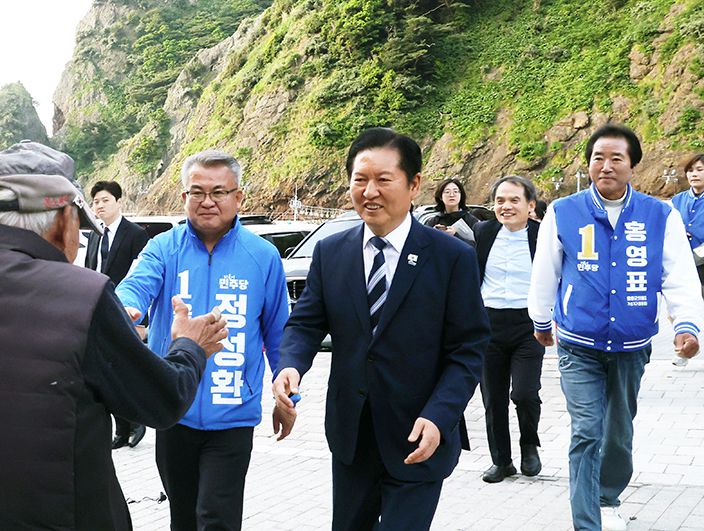 정청래 더불어민주당 대표가 14일 오전 경북 울릉군 도동소공원 일대에서 시민들에게 인사 하고 있다. 2026.5.14 ⓒ 뉴스1 황기선 기자