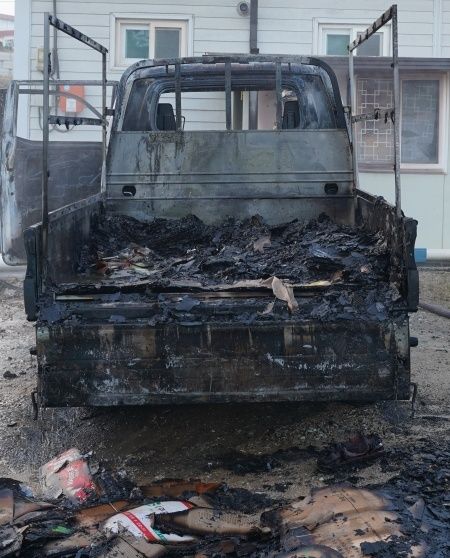 지난 5일 오전 충북 청주의 한 공터에 주차된 화물차에 불이나 소방당국이 진화작업을 벌였다. /사진=충북소방본부 제공,뉴시스