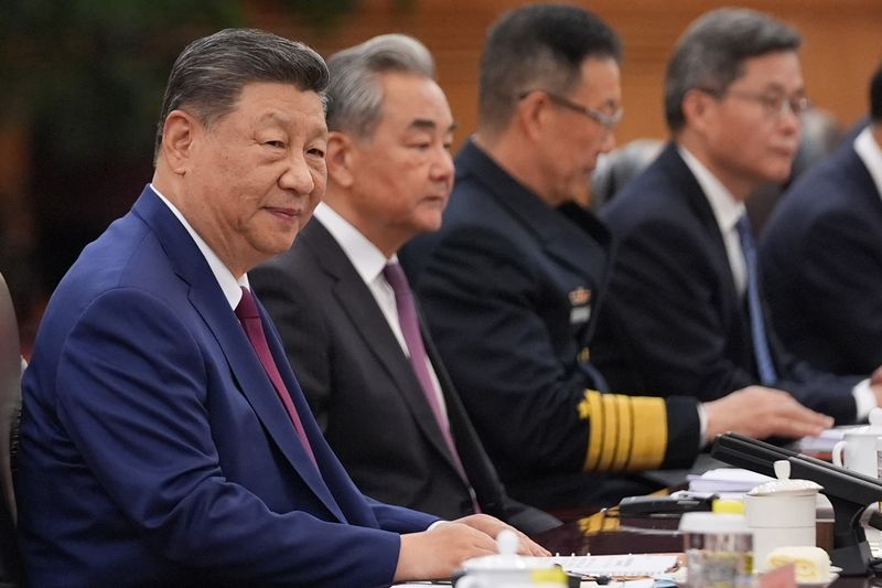 중국의 시진핑 국가주석(왼쪽 첫번째)이 14일 중국 베이징 인민대회당에서 미중 정상회담에 앞서 모두 발언을 하고 있다.AP연합뉴스