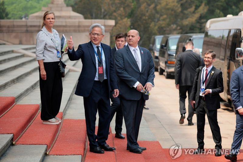 트럼프 대통령의 중국 방문에 동행한 젠슨황 엔비디아 CEO (출처=연합뉴스)