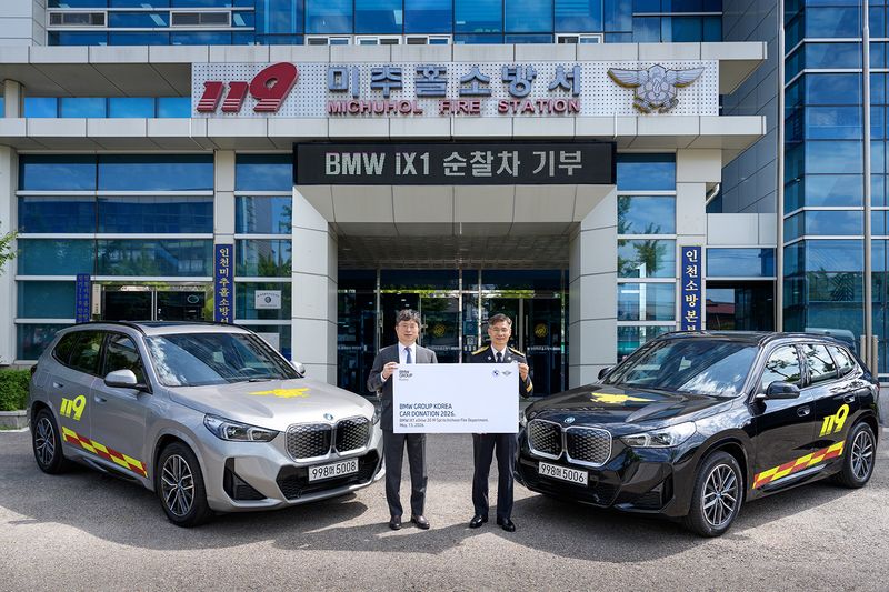 고흥범 BMW 그룹 코리아 대외협력본부장(왼쪽)과 임원섭 인천소방본부장이 지난 13일 인천 미추홀구 인천소방본부에서 열린 BMW iX1 차량 기증식에서 기념촬영을 하고 있다. BMW 그룹 코리아 제공.