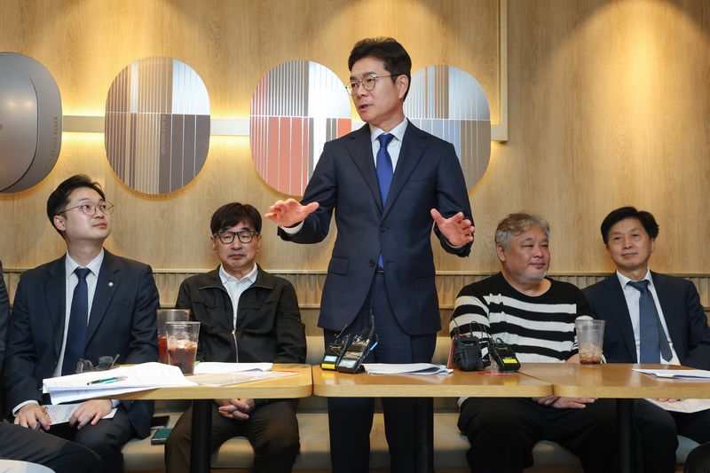 더불어민주당 정원오 서울시장 후보가 14일 서울 중구 투썸플레이스 정동길점에서 소상공인들과 만나 간담회를 하고 있다. 연합뉴스