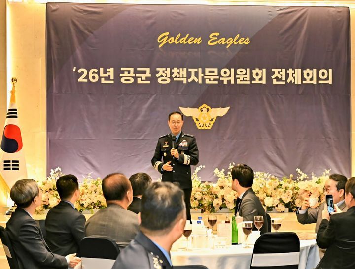 지난 2월 3일 공군 정책자문위원회 전체회의에서 손석락 공군참모총장이 회의를 주관하고 있다. 그는13일 경기 성남 공군 제15특수임무비행단(15전비)에서 열린 국방부 출입기자단 만찬 간담회에서 "2030년대 초까지 개전 초기 대량 운용이 가능한 루카스(LUCAS)와 같은 저비용 무인 전력 도입을 추진하겠다. 2040년대를 목표로 인공지능(AI) 파일럿을 개발하고 더 나아가 무인 전투 비행대대로의 전환을 준비하고 있다"고 설명했다. 공군 제공