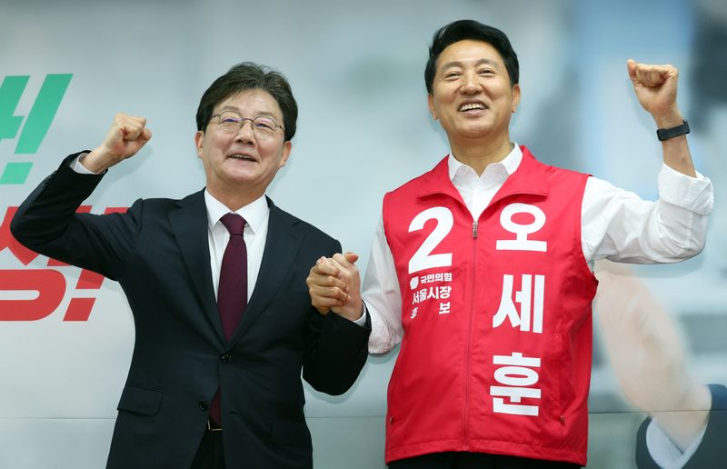 오세훈 국민의힘 서울시장 후보가 14일 오전 서울 종로구 선거캠프에서 유승민 전 의원과 기념촬영하고 있다. 뉴시스