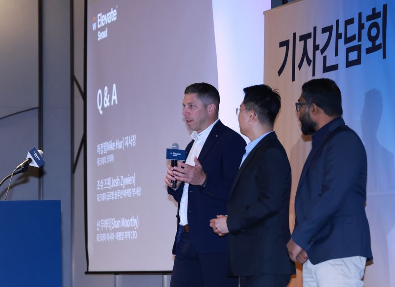 왼쪽부터 조쉬 즈웬 워크데이 글로벌 설루션 마케팅 부사장, 허정열 워크데이코리아 신임 지사장, 샨 무어티 워크데이 아태지역 CTO가 질의응답하고 있다.(워크데이 제공)