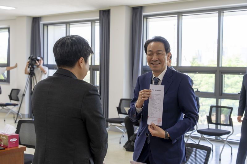 우상호 더불어민주당 강원도지사 후보가 14일 오전 10시 강원도선거관리위원회를 찾아 후보 등록 절차를 마쳤다. 우상호 캠프 제공
