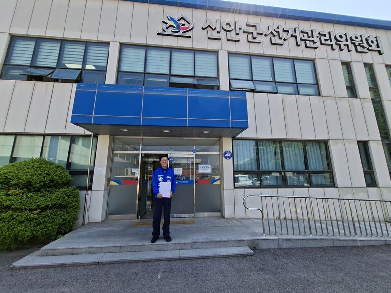박우량 더불어민주당 신안군수 후보가 14일 신안군선거관리위원회에서 제9회 전국동시지방선거 신안군수 후보 등록을 마치고 본격적인 선거전에 돌입했다. 후보 측 제공