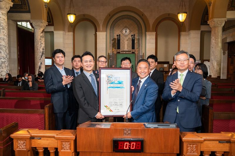 ‘2026 K-EXPO USA’ 개최 공식 선포식 현장. 한국콘텐츠진흥원 유현석 원장직무대행(앞줄 왼쪽)과 LA 시의회 John Lee(존 리) 의원(앞줄 가운데)이 결의문을 들고 한·미 주요 관계자들과 기념 촬영을 하고 있다.