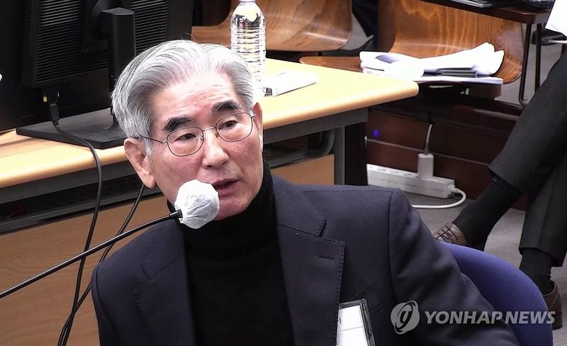 尹 내란재판 나온 김용현 "상징적 계엄"…법정서 또 尹옹호 (출처=연합뉴스)
