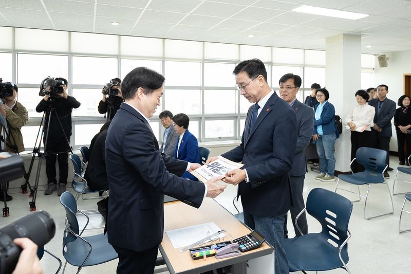 위성곤 더불어민주당 제주특별자치도지사 후보가 14일 제주특별자치도선거관리위원회에서 후보 등록 서류를 제출하고 있다. /사진=위성곤 후보 캠프 제공
