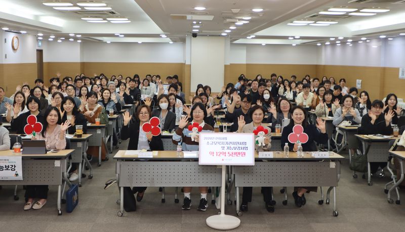 [세종=뉴시스]신혜영 서울 사랑의열매 사무처장(오른쪽에서 두 번째)과 사업 선정기관 담당자들이 단체 촬영하고 있다. (사진=서울 사랑의열매 제공) 2026.05.14. photo@newsis.com *재판매 및 DB 금지