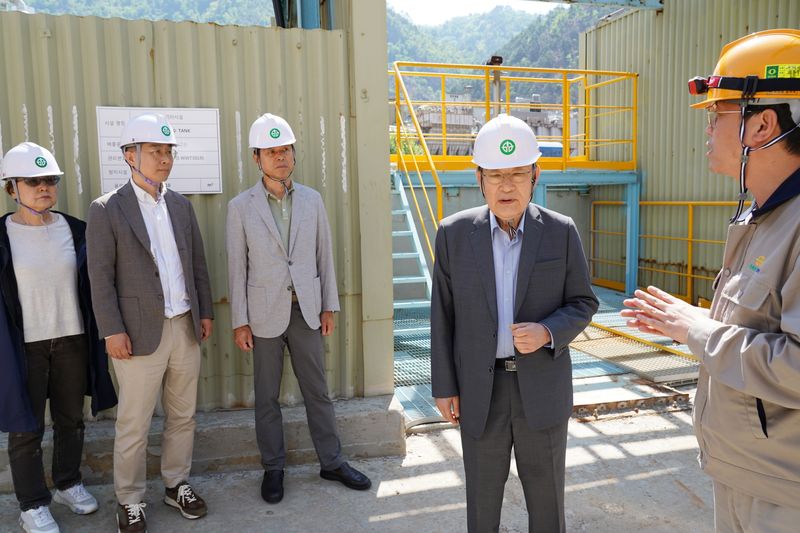 영풍 허성관 이사회 의장(오른쪽 두 번째)을 비롯한 사외이사들이 석포제련소를 방문해 주요 설비에 대한 설명을 듣고 있다. 영풍 제공