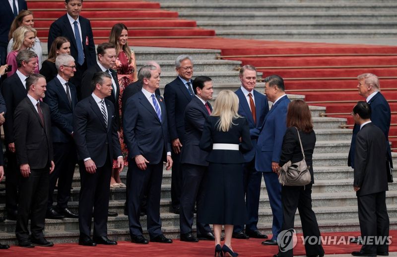 트럼프 대통령 수행단과 인사하는 시진핑 주석 (출처=연합뉴스)