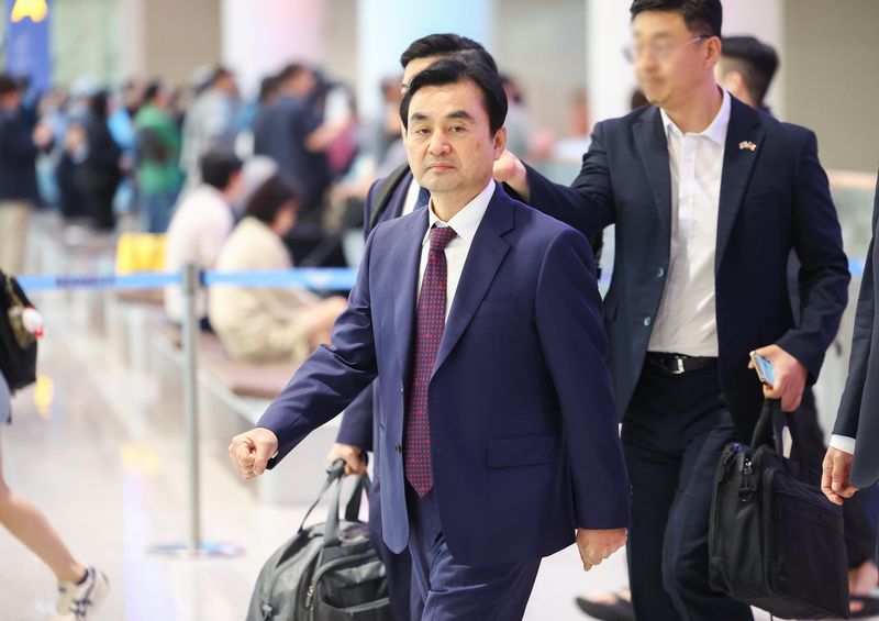 한미 국방장관 회담 등 방미 일정을 마친 안규백 국방부 장관이 14일 오후 인천국제공항 2터미널을 통해 귀국하고 있다. 뉴시스