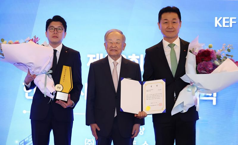 LX판토스 이용호 대표(오른쪽부터)와 경총 손경식 회장, 박차준 근로자대표가 14일 서울 종로 포시즌스호텔에서 열린 제38회 한국노사협력대상에서 기념 촬영을 하고 있다. LX판토스 제공