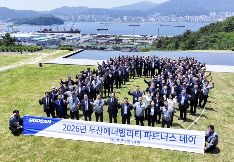 14일 두산에너빌리티 창원 본사에서 진행된 '2026 파트너스 데이'에서 참석자들이 포즈를 취하고 있다. 두산에너빌리티 제공