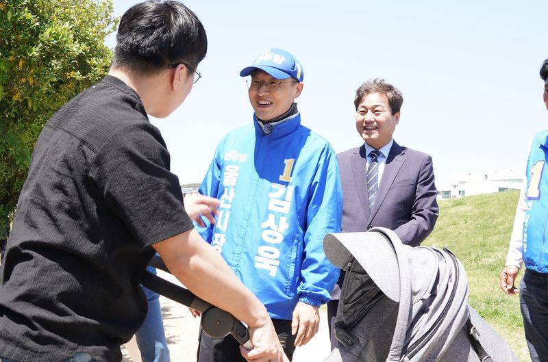 김상욱 더불어민주당 울산시장 후보(가운데)가 지난 10일 울산 북구에서 만난 주민으로부터 다양한 의견을 듣고 있다. 김상욱 후보 캠프 제공