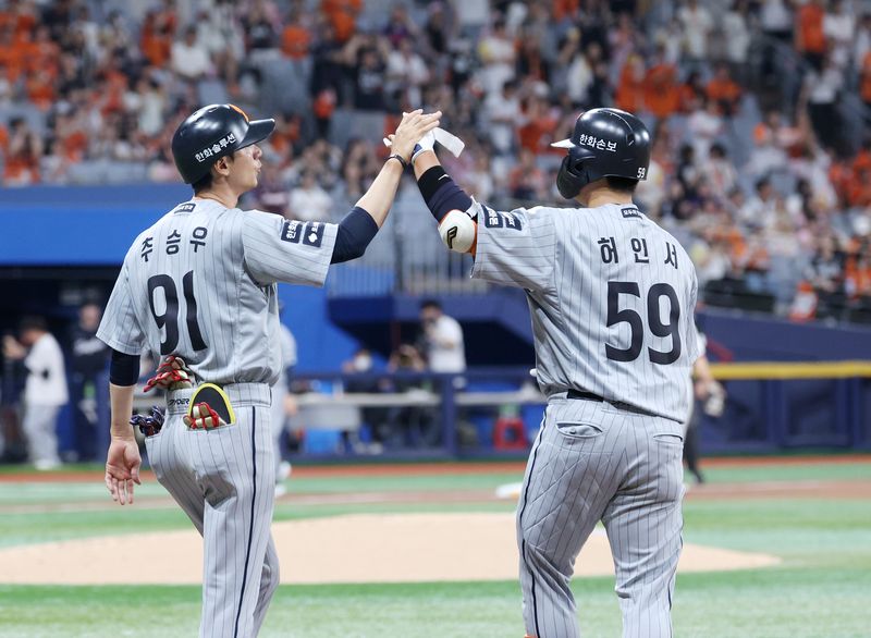 고척스카이돔에서 열린 2026 KBO 리그 한화 이글스와 키움 히어로즈의 경기, 2회초 무사 2루 한화 허인서가 1타점 적시타를 친 뒤 기뻐하고 있다.뉴시스