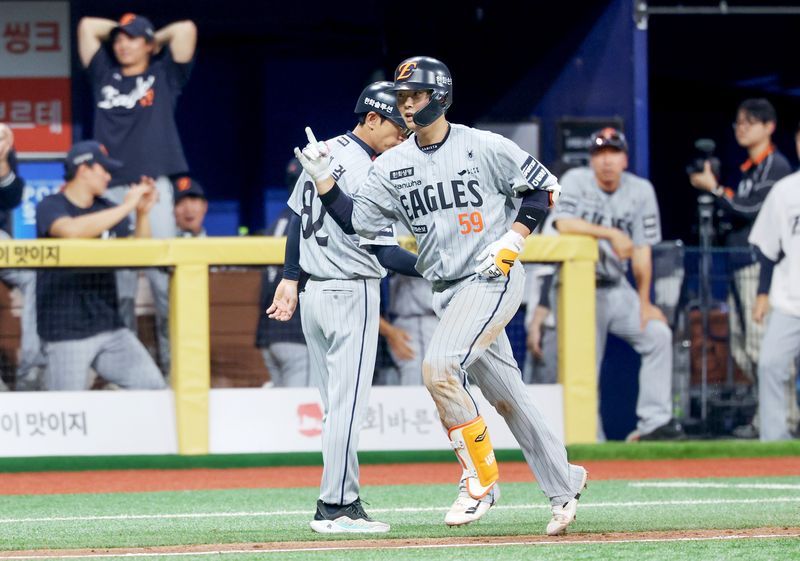 2026 KBO 리그 한화 이글스와 키움 히어로즈의 경기, 9회초 1사 2루 한화 허인서가 투런 홈런을 친 뒤 기뻐하고 있다. 뉴시스