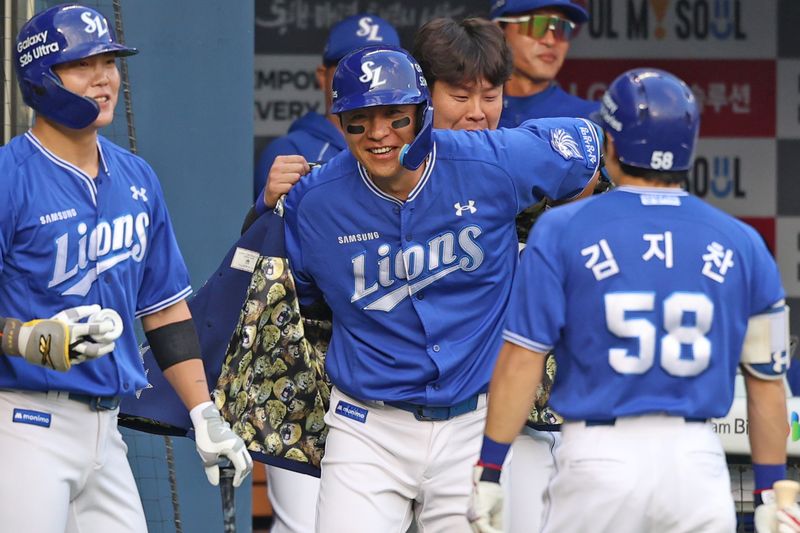 [서울=뉴시스] 프로야구 삼성 라이온즈 강민호가 14일 서울 잠실구장에서 열린 2026 신한 쏠 KBO리그 LG 트윈스와의 경기 7회 솔로홈런을 친 뒤 세리머니를 하고 있다. (사진=삼성 라이온즈 제공) 2026.05.14.