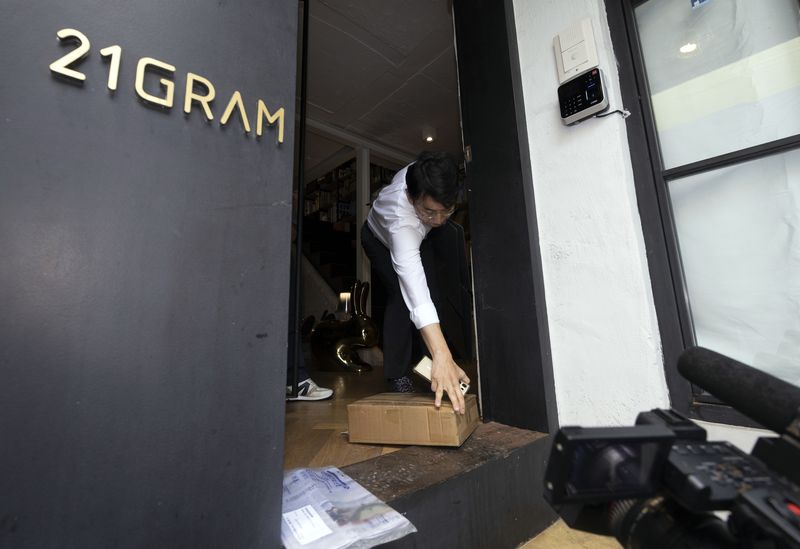 김건희 여사의 각종 의혹을 수사하는 민중기 특별검사팀이 대통령 관저 이전 문제를 주도했던 인테리어 업체 '21그램'에 대한 압수수색을 한 2025년 8월 13일 서울 성동구 21그램 사무실로 들어가고 있다. (공동취재) 2025.8.13 ⓒ 뉴스1 김진환 기자