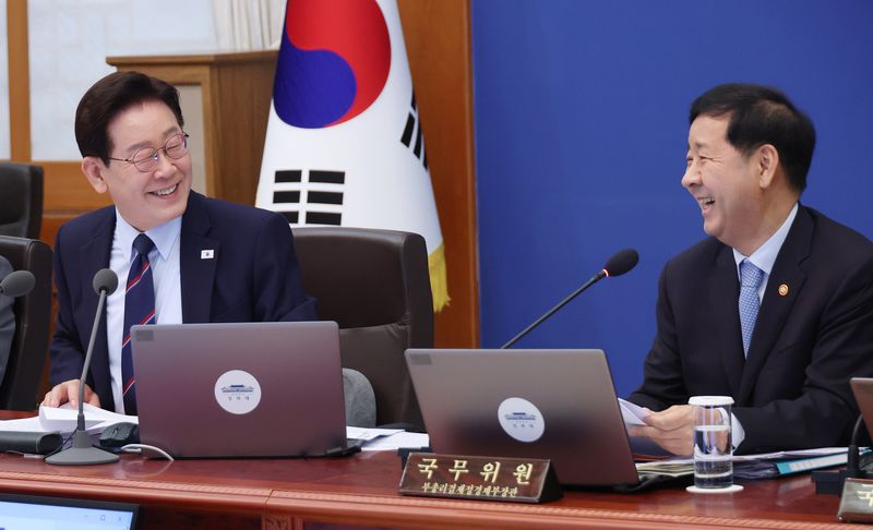 [서울=뉴시스] 최동준 기자 = 이재명 대통령이 12일 청와대에서 열린 국무회의 겸 제8차 비상경제점검회의에서 발언하고 있다. 오른쪽은 구윤철 부총리 겸 재정경제부 장관. 2026.05.12. photocdj@newsis.com