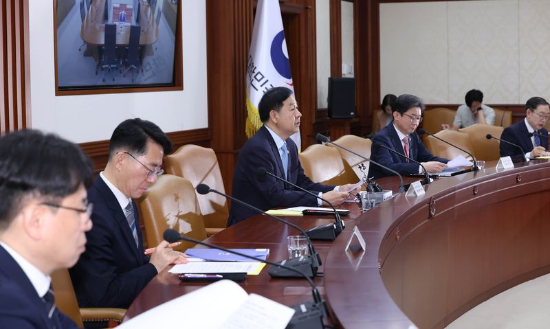 [서울=뉴시스] 조수정 기자 = 구윤철 경제부총리 겸 재정경제부 장관이 8일 오전 서울 종로구 정부서울청사에서 열린 비상경제본부회의 겸 경제·부동산관계장관회의를 주재하고 있다. 2026.05.08. chocrystal@newsis.com
