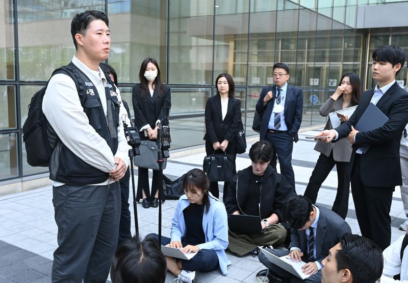 [수원=뉴시스] 김종택기자 = 최승호 초기업노조 삼성전자지부 위원장이 13일 경기 수원시 영통구 수원지방법원에서 열린 삼성전자 노조 위법 쟁의행위 금지 가처분 신청 2차 심문을 마친 뒤 취재진 질문에 답하고 있다. 2026.05.13. jtk@newsis.com