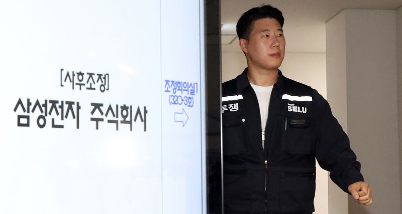 [세종=뉴시스] 강종민 기자 = 최승호 초기업노조 삼성전자지부 위원장이 12일 세종시 정부세종청사 중앙노동위원회에서 열린 2차 사후조정회의 도중 입장발표를 위해 협상장 밖으로 나오고 있다. 2026.05.12. ppkjm@newsis.com