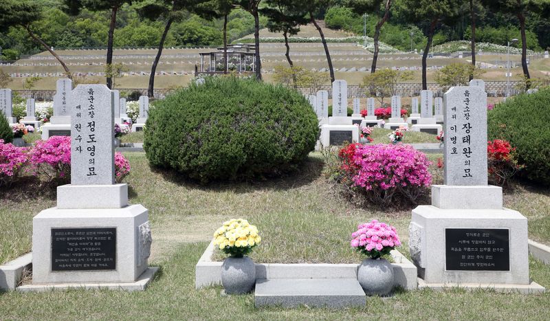 제46주년 5·18민주화운동을 앞둔 지난달 30일 대전현충원에 있는 장태완 장군의 묘 바로 옆에 반란군 정도영의 묘가 함께 자리해 있는 모습. 2026.5.7 ⓒ 뉴스1 이수민 기자
