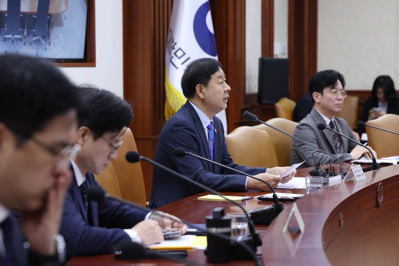 [서울=뉴시스] 조수정 기자 = 구윤철 경제부총리 겸 재정경제부 장관이 15일 오전 서울 종로구 정부서울청사에서 열린 비상경제본부회의 겸 경제관계장관회의 및 부동산관계장관회의를 주재하고 있다. 2026.05.15. chocrystal@newsis.com