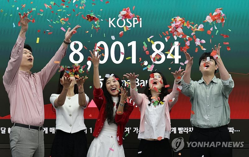 코스피 8000 세리머니 (출처=연합뉴스)