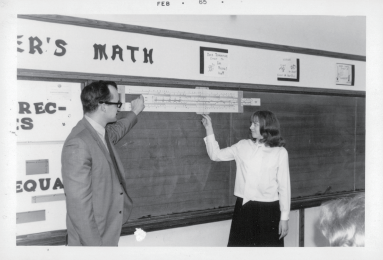 ⓒ Hennepin County Library. 1965년 2월, 미국의 한 교실 풍경. 칠판 앞에 거대한 모형 계산자(Slide Rule)가 걸려 있다. 전자계산기가 등장하기 전, 인류는 저 복잡한 눈금자를 이리저리 움직여 로그 값을 찾고 미분 방정식을 풀어야 했다. 지금 보면 비효율적인 ‘중노동’처럼 보이지만, 아폴로 우주선은 바로 이 도구의 힘으로 달에 갔다.