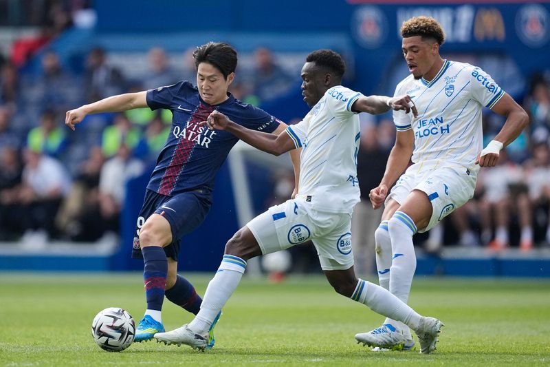 [파리=AP/뉴시스] 파리 생제르맹(PSG)의 이강인이 2일(현지 시간) 프랑스 파리의 파르크 데 프랭스에서 열린 2025-26 리그1 32라운드 로리앙과 경기 중 공을 다투고 있다. 이강인은 풀타임을 소화했고, PSG는 2-2 무승부를 기록하며 리그 선두를 유지했다. 2026.05.03.