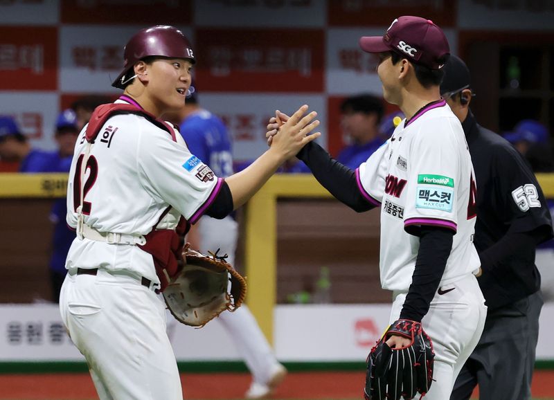 [서울=뉴시스] 홍효식 기자 = 26일 서울 구로구 고척스카이돔에서 열린 2026 KBO 리그 삼성 라이온즈와 키움 히어로즈의 경기, 2-0으로 승리한 마무리 투수 유토와 포수 김건희가 악수하고 있다. 2026.04.26. yesphoto@newsis.com