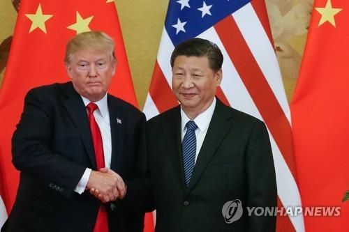 2017년 베이징에서 기념촬영하는 트럼프 미국 대통령과 시진핑 중국 주석 (출처=연합뉴스)