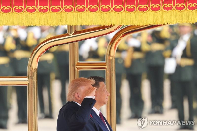 2026년 베이징 인민대회당 환영행사에서 경례 유지하는 트럼프 대통령 (출처=연합뉴스)
